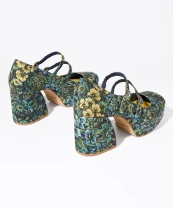 Bizzy In*Charlotte Stone Best